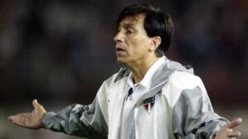 El Cóndor fue campeón con Colo Colo y figura en Sao Paulo, cuadro al que dirigió en un breve periodo. También probó como DT en Guaraní de Paraguay en un breve ciclo.