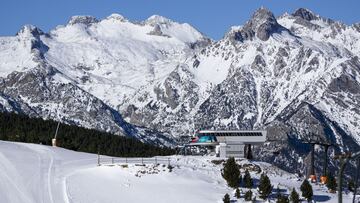 Las estaci&oacute;n de esqu&iacute; de Formigal-Panticosa con mucha nieve. 