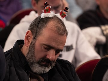 Un hombre dormido durante la celebración del Sorteo Extraordinario de la Lotería de Navidad 2023.