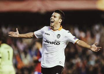 La eliminatoria de cuartos de la Europa League entre el Valencia y el Basilea es el mejor ejemplo de remontada en esta competici¨®n, desde que cambiara el nombre. El 3-0 de la ida pon¨ªa las cosas muy dif¨ªciles para los valencianistas. "Tenemos que creer", dijo Pizzi, entrenador del Valencia por aquel entonces, antes de que se disputara el encuentro de vuelta. Parec¨ªa una misi¨®n imposible, pero los che salieron a por todas desde el primer minuto avasallando la porter¨ªa de Sommer. Antes del descanso, Alc¨¢cer y Vargas pusieron el 2-0 en el marcador; y a 20 minutos del final, de nuevo Alc¨¢cer marc¨® para igualar la eliminatoria. La pr¨®rroga seguir¨ªa los mismos derroteros y en la segunda mitad del tiempo a?adido Alc¨¢cer redondear¨ªa una noche m¨¢gica completando su hat-trick. A dos minutos del final Bernat puso el 5-0 definitivo. El Valencia se enfrent¨® en semifinales al Sevilla, que pas¨® a la final con el famoso gol de Mbia en el minuto 95. Los andaluces terminaron proclam¨¢ndose campeones ante el Benfica, en penaltis.