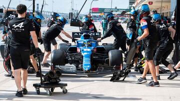 Alonso hace una parada en boxes con el Alpine en Austin.