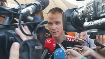 GRA400. NIMES (FRANCIA), 18/08/2017.- El británico de origen keniano Chris Froome (Sky) atiende a la prensa en el anfiteatro romano de la ciudad hoy, en la víspera de la salida de la 72 edición de la Vuelta a España en Nimes (Francia). EFE/Javier Lizón