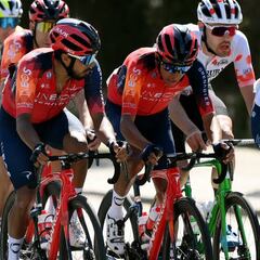 Egan Bernal resiste, termina carrera por etapas tras año y medio