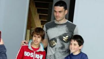 <b>ÍDOLO. </b>Molina posa junto a dos de sus jóvenes admiradores.