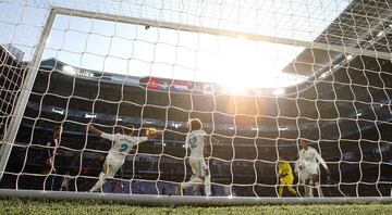 Penalti a favor del Barcelona por mano de Carvajal 