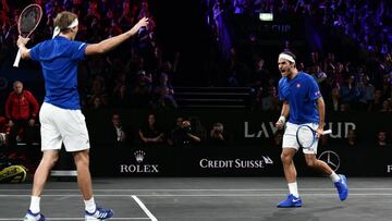 Team Europe&#039;s Roger Federer (R) and Alexander Zverev celebrate their victory over Team World&#039;s Denis Shapovalov and Jack Sock during their double match as part of the 2019 Laver Cup tennis tournament in Geneva, on September 20, 2019. (Photo by Fabrice COFFRINI / AFP)
