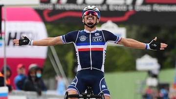 Cycling - UCI Road World Championships - Autodromo Enzo e Dino Ferrari, Imola, Italy - September 27, 2020. France's Julian Alaphilippe wins the Men's Elite Road Race REUTERS/Jennifer Lorenzini