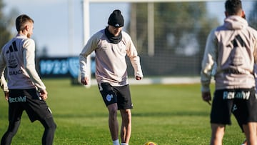 Carl Starfelt golpea el balón durante un entrenamiento del Celta.