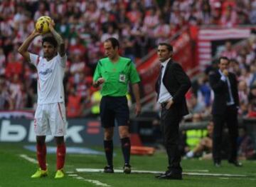 Tremoulinas saca de banda ante la mirada de Ernesto Valverde. 