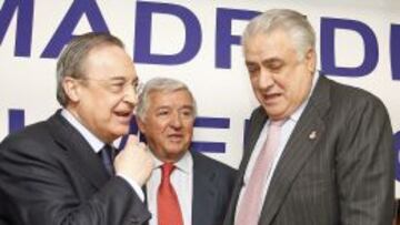 Florentino charla con Lorenzo Sanz durante el acto.