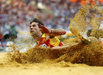 El español Eusebio Cáceres durante la final de la prueba de salto de longitud masculina en la que ha acabado en cuarta posición, con una marca de 8,26m, hoy en los Mundiales de Atletismo de Moscú 2013, que se celebran en el Estadio Olímpico de Luzhniki