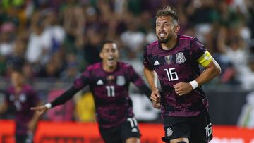 H&eacute;ctor Herrera festeja un gol con el Tri