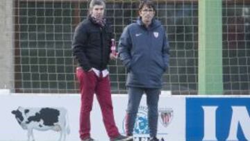 Urrutia (izq.) ve un entreno del Athletic.