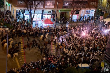 Cientos de seguidores recibieron al autobs de los jugadores del Real Madrid a su llegada al Benabu. El ambiete fue el de las grandes noches.