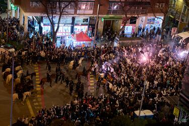 Cientos de seguidores recibieron al autobús de los jugadores del Real Madrid a su llegada al Benabéu. El ambiete fue el de las grandes noches.