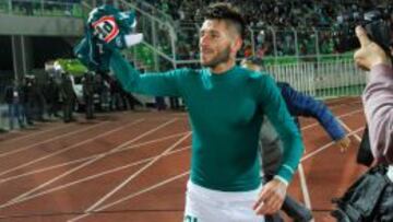 Marco Medel anotó un golazo y lo fue a celebrar con la gente.