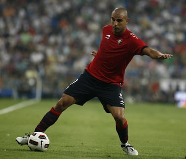 El malagueño es el rey de esta lista ya que en ocho temporadas ha militado en ocho equipos diferentes, uno por temporada: Osasuna, Albacete, Real Zaragoza, Numancia, Granada, Sevilla, Levante y Villarreal.