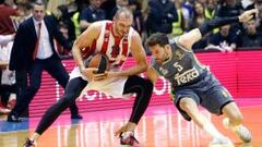 Rudy Fern&aacute;ndez defiende a Simonovic en el partido contra el Estrella Roja, el &uacute;ltimo que ha jugado el mallorqu&iacute;n.