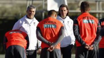 Joseba Aguado, en el entrenamiento del Granada.