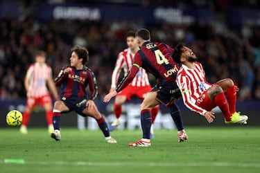 Nicolás González recibe una falta de Adrián de la Fuente. 