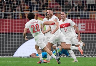 1-2. Salih Özcan celebra el tanto con sus compañeros de equipo.
