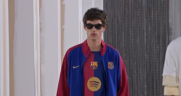 The design is inspired by the club’s legacy, history, and roots, coinciding with the celebration of its 125th anniversary. Using the blue and garnet colors featured in the crest as the central element, a distinctive, unique, and symbolic design was created to evoke the team’s identity through the years.

To honor the club’s origins, the concept draws from its first kit in 1899: a two-tone shirt with a design that offers an elegant and classic contrast.