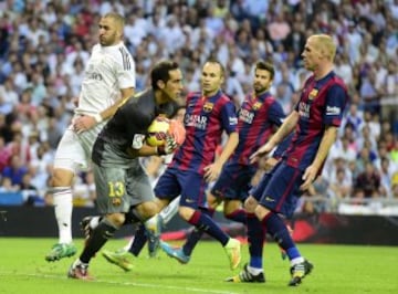 Claudio Bravo (2ndL) se queda con la pelota tras un disparo de James Rodríguez. 