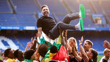A CORUÑA, 01/06/2025.- El técnico del Elche, Eder Sarabia, manteado por su jugadores celebrando su ascenso a Primera División a la finalización del encuentro que han disputado hoy domingo frente al Deportivo en el estadio de Riazor, en La Coruña. EFE/Cabalar.