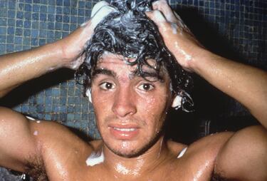 Un joven Diego Maradona se lava el pelo en la ducha, alrededor de 1980.