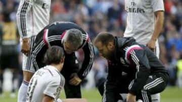 Cristiano y James miran al lesionado Bale.