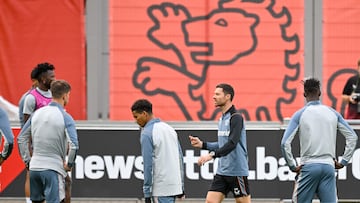 Xabi Alonso durante un entrenamiento con el Leverkusen.