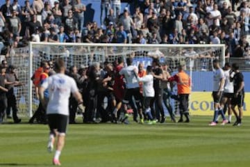 Las imágenes del ataque de los ultras del Bastia a jugadores del Lyon