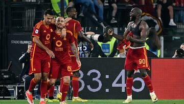Rome (Italy), 19/05/2024.- Roma's Romelu Lukaku (R) celebrates scoring during the Italian Serie A soccer match between AS Roma and Genoa CFC at the Olimpico stadium in Rome, Italy, 19 May 2024. (Italia, G¨¦nova, Roma) EFE/EPA/RICCARDO ANTIMIANI
