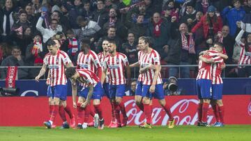Los jugadores del Atlético celebran el gol de Correa al Granada.