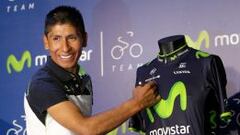 Nairo Quintana firma una camisa del Movistar en Bogot&aacute; (Colombia) antes de viajar para el Giro de Italia.