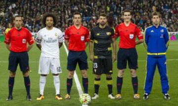 El árbitro Estrada Fernández acompañado por sus asistentes Martínez Munuera y Martín García, el cuarto árbitro Ávalos Barrera y los capitanes Marcelo y Coke.