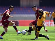 Futbol, Deportes La Serena vs Coquimbo Unido
Fecha 3, Liga de primera 2026.
El jugador de Deportes La Serena Gonzalo Escalante, centro, disputa el balon contra Lucas Pratto de Coquimbo Unido durante un partido de la liga de primera disputado en el estadio La Portada en La Serena, Chile.
14/02/2026
Alejandro Pizarro Ubilla/Photosport
Football, Deportes La Serena vs Coquimbo Unido
Third date, 2026 First division league.
Deportes La Serena’s player Gonzalo Escalante, center, vies for the ball against Lucas Pratto of Coquimbo Unido during a first division league match at the La Portada stadium in La Serena, Chile
14/02/2026
Alejandro Pizarro Ubilla/Photosport