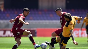 Futbol, Deportes La Serena vs Coquimbo Unido
Fecha 3, Liga de primera 2026.
El jugador de Deportes La Serena Gonzalo Escalante, centro, disputa el balon contra Lucas Pratto de Coquimbo Unido durante un partido de la liga de primera disputado en el estadio La Portada en La Serena, Chile.
14/02/2026
Alejandro Pizarro Ubilla/Photosport
Football, Deportes La Serena vs Coquimbo Unido
Third date, 2026 First division league.
Deportes La Serena’s player Gonzalo Escalante, center, vies for the ball against Lucas Pratto of Coquimbo Unido during a first division league match at the La Portada stadium in La Serena, Chile
14/02/2026
Alejandro Pizarro Ubilla/Photosport