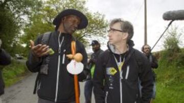 El exjugador de la NBA Terry Porter, acompa&ntilde;ado del entrenador del Obradoiro, Moncho Fern&aacute;ndez, ha empezado hoy el Camino de Santiago en la localidad lucense de Sarria.