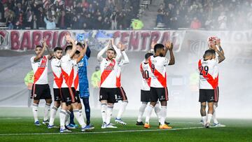 BUENOS AIRES, ARGENTINA - JULY 31: Players of River Plate greets the fans before a match between River Plate and Sarmiento as part of Liga Profesional 2022 at Estadio Monumental Antonio Vespucio Liberti on July 31, 2022 in Buenos Aires, Argentina. (Photo by Marcelo Endelli/Getty Images)