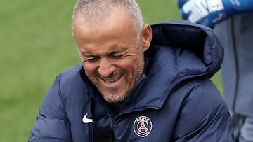 Paris Saint-Germain's Spanish headcoach Luis Enrique reacts during a training session on the eve of the L1 football match against Auxerre at Paris Saint-Germain (PSG) football club's training ground in Poissy, north-west of Paris on September 26, 2025. (Photo by FRANCK FIFE / AFP)