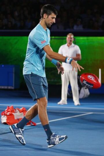 El seis veces campe車n del Abierto de Australia, Novak Djokovic, ha presentado un espect芍culo de tenis y entretenimiento en v赤speras del primer Grand Slam del a?o en el Margaret Court Arena para recaudar fondos para su Fundaci車n, que apoya la educaci車n preescolar de calidad para los ni?os.