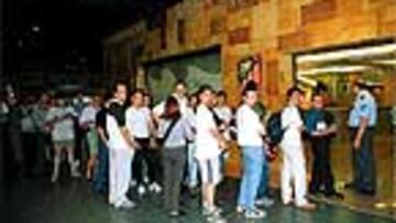 <b>RESPONDE</B>. La afición del Atlético sigue respondiendo ante las oficinas del club.