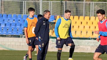 28/01/23 DEPORTIVO DE LA CORUÑA ENTRENAMIENTO EN LA CIUDAD DEPORTIVA DEL CADIZ LUCAS PEREZ CON PEPE SANCHEZ Y OSCAR CANO