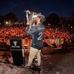 Carlos Vela festejó el título de LAFC y cumplió su promesa: “Aquí está el pinche trofeo”