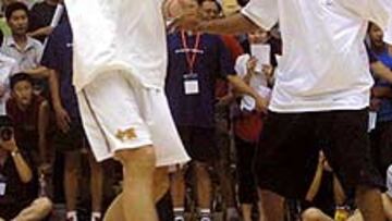 <b>AHORA ES MÍO</b>. Yao Ming es hábil y tiene buena mano. Necesitará un poco de músculo para luchar en los aros pero tiene buena pinta. Eso dice Vince, y si Carter lo dice, habrá que creerle.