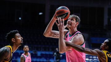 Moscow (Russian Federation), 12/01/2021.- Jordan Mickey (L) and Errick Mccollum (R) of Khimki in action against Artem Pustovyi (C) of Barcelona during the Euroleague basketball match between Khimki Moscow Region and FC Barcelona in Moscow, Russia, 12 January 2021. (Baloncesto, Euroliga, Jordania, Rusia, Moscú) EFE/EPA/YURI KOCHETKOV