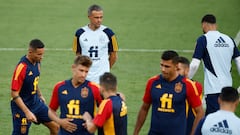 Soccer Football - UEFA Nations League - Spain Training - La Romareda Stadium, Zaragoza, Spain - September 23, 2022  Spain coach Luis Enrique with his players during training REUTERS/Juan Medina