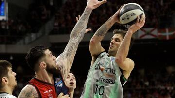 Nicolás Laprovittola entra a canasta ante Vicent Poirier.