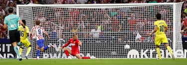 Giuliano presiona a Sergi Carmona y fuerza el error al defensa amarillo en su pase atrás para su portero, Luiz Lúcio. El balón le llega a Julián Álvarez que asiste sin mirar a Pablo Barrios para anotar.